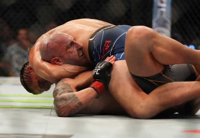 Alexander Volkanovski iz Australije (dolje) brani se protiv Briana Ortege (gore) tijekom UFC 266 događaja 25. rujna 2021. u Las Vegasu, Nevada. (Fotografija Cooper Neill/Zuffa LLC)
