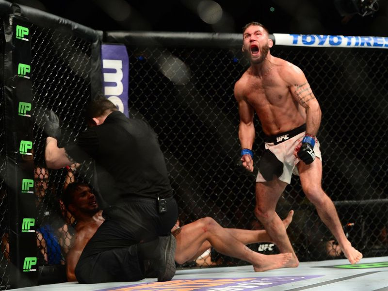 UFC 189 rezultatai: Jeremy Stephensas sustabdė Dennisą Bermudezą skraidančiu keliu ir smūgiais – kruvina alkūnė