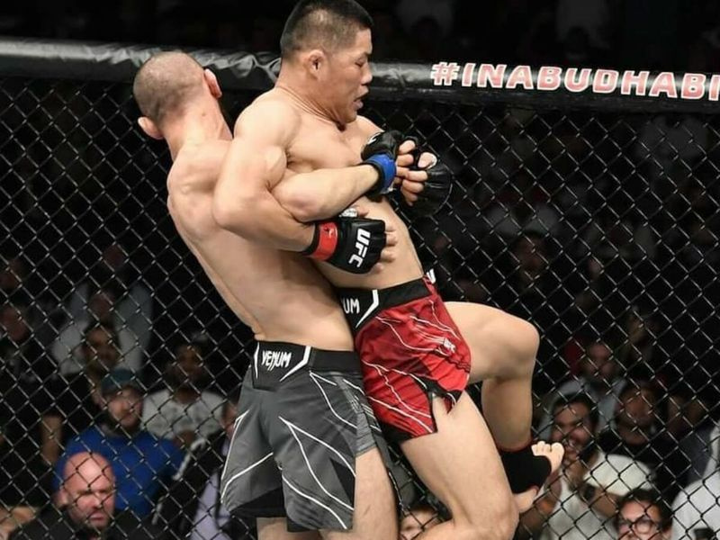 UHR! Khamzat Chimaev spricht mit UFC-Präsidentin Dana White, während er seinen Gegner FirstSportz in der Luft hochhebt
