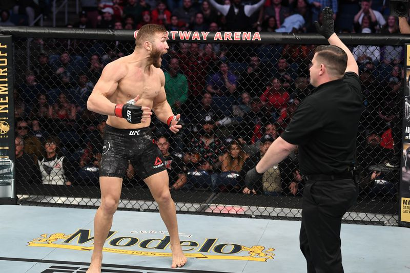 UFC Norfolkas: „Twitter“ reaguoja į Magomed Ankalaev KO iš Ion Cuțelaba