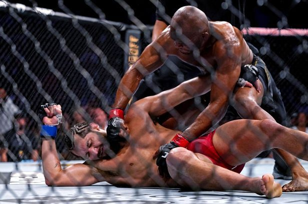 Jorge Masvidal slått ut kaldt av brutale Kamaru Usman på UFC 261 - Mirror Online